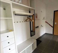 Eingangsbereich mit Fliesen und Stauraum in einer 3-Zimmer-Wohnung.