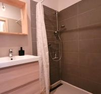 Badezimmer mit Dusche und Waschbecken in einer 3-Zimmer-Wohnung.