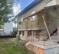 Einfamilienhaus in Rudná mit Außenterrasse und Garten.