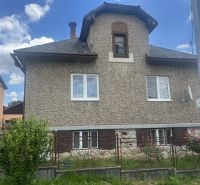 Ein Einfamilienhaus in Rudná mit Garten und Ziegeldach.