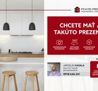 Küche in einer 2-Zimmer-Wohnung mit LED-Beleuchtung, Holzdekor und Insel.