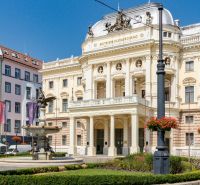 Das historische Gebäude des Slowakischen Nationaltheaters am Hviezdoslav-Platz in Bratislava mit Grünflächen.