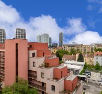 Blick auf moderne Gebäude und Wohnhäuser von der Grösslingova-Straße in Bratislava.