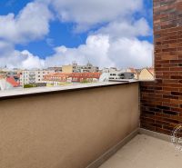 Der Balkon einer 2-Zimmer-Wohnung mit Blick auf die Dächer in der Altstadt von Bratislava.