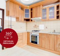 Küche mit Gasherd und Geschirrspüler, Boden mit Holzdekor in einer 2-Zimmer-Wohnung.