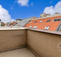 Blick vom Balkon auf die Dächer und die Skyline von Bratislava in einer 2-Zimmer-Wohnung in der Grösslingova-Straße.
