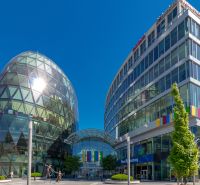 Gebäude mit Glasfassade in der Grösslingova-Straße in Bratislava - Altstadt.