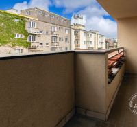 Balkon mit Blick auf die Umgebung der Grösslingova-Straße in Bratislava, 2-Zimmer-Wohnung.