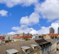 Blick auf die Dächer und Wolkenkratzer in Bratislava - Altstadt von der Grösslingova-Straße.