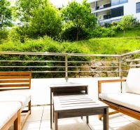 Außenbereich auf der Terrasse einer 2-Zimmer-Wohnung mit Blick auf das Grün in Bratislava.