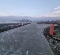 Betonstraße in nebliger Umgebung in der Straße Pod Borovicou in Studienka, Grundstücke - Wohnen.