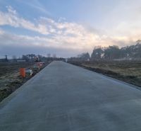 Neue Asphaltstraße auf den Wohnbaugrundstücken in der Straße Pod Borovicou in Studienka.