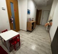 Innenraum von Geschäftsräumen mit Holzboden und Kinderecke.