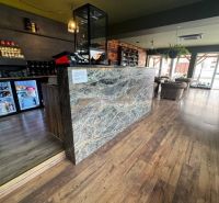 Geschäftsräume mit stilvollem Interieur, Holzboden, modernem Design.