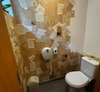 Innenraum einer Toilette mit kreativer Papierwanddekoration in Geschäftsräumen.