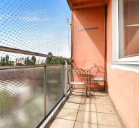 Balkon in einer 2-Zimmer-Wohnung in der Rovníková-Straße in Bratislava - Ružinov mit einfacher Möblierung.