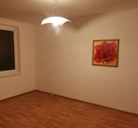 Ein Zimmer in einer 3-Zimmer-Wohnung mit einem Boden in Holzoptik und einem Rosenbild.