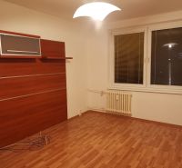 Ein Zimmer mit einem Boden in Holzoptik, weißen Wänden und einem Wandschrank in einer 3-Zimmer-Wohnung.