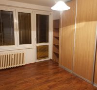 Ein Zimmer mit einem Holzboden und einem großen Einbauschrank in einer 3-Zimmer-Wohnung.
