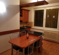 Küche in einer 3-Zimmer-Wohnung mit Holzboden und Esstisch.