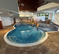 In Hotels und Pensionen gibt es ein Hallenbad mit Mosaikfliesen und Sitzgelegenheiten.