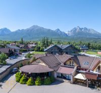 Hotels und Pensionen in Nová Lesná mit Blick auf die Hohe Tatra.
