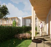 Außenbereich von Hotels und Pensionen in Nová Lesná mit Garten und Balkon mit Holzelementen.