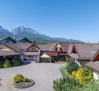 Hotel und Pension in Nová Lesná mit Bergkulisse.