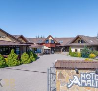 Außenansicht von Hotels und Pensionen in Nová Lesná mit Blick auf das Restaurant und die Umgebung.