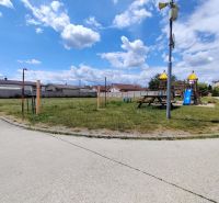 Spielplatz mit Klettergerüsten und Rutsche in Kostolište in der Straße Za bytovkou, Grundstücke - Wohnen.