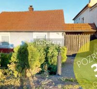 Einfamilienhaus in Senica mit Vorgarten und braunem Dach, bietet eine 3D-Besichtigung an.
