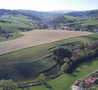 Landschaft in Čierny Balog mit landwirtschaftlichen und forstwirtschaftlichen Flächen an den Hängen der Hügel.