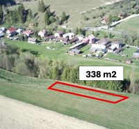 Luftaufnahme von landwirtschaftlichen und forstwirtschaftlichen Flächen in Čierny Balog mit markiertem Grundstück.