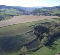 Landwirtschaftliche und forstwirtschaftliche Flächen in der Umgebung von Čierny Balog mit Blick auf malerische Berge.