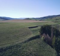 Die Landschaft rund um Čierny Balog mit landwirtschaftlichen und forstwirtschaftlichen Flächen an einem klaren Tag.