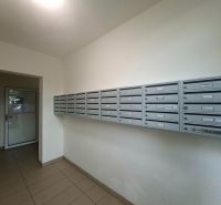Briefkästen in der Eingangshalle des Einzimmerapartments, Boden mit Fliesen, schlichtes Design.