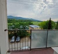 Der Ausblick aus der 3-Zimmer-Wohnung in der Edelényske-Straße in Rožňava bietet ein Panorama von Bergen und Grünflächen.