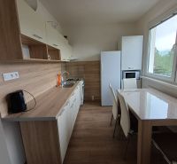 Küche in einer 3-Zimmer-Wohnung mit Holzboden und moderner Ausstattung.