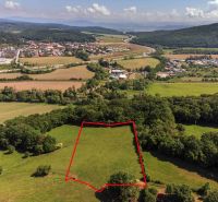 Freizeitgrundstücke in Ostrova Lúka, umgeben von Grün und dörflicher Umgebung.