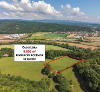 Freizeitgrundstücke in Ostrá Lúka, umgeben von Natur und grüner Landschaft.