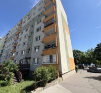 Wohnblock in der Dudvážska-Straße in Bratislava - Podunajské Biskupice mit Balkonen und Grünflächen.