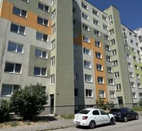 Wohnblock in der Dudvážska-Straße, Bratislava - Podunajské Biskupice, bietet eine 1-Zimmer-Wohnung an.