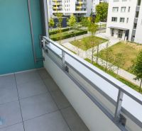 Balkon einer 1-Zimmer-Wohnung mit Blick ins Grüne in der Hraničná-Straße, Bratislava - Ružinov.