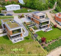 Grundstücke - Wohnen in Turčianske Jasen mit modernen Häusern und gepflegten Gärten.