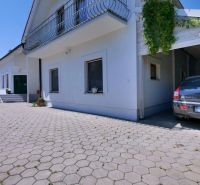 Einfamilienhaus in Žabokreky in der Straße Žabokreky mit Garage und gepflastertem Hof.