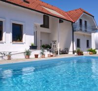 Ein Einfamilienhaus in Žabokreky in der Nähe der Straße Žabokreky, ein Pool im Hof, sonniges Wetter.