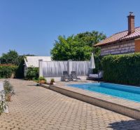Ein Einfamilienhaus in Žabokreky mit Pool und Garten in Žabokreky.