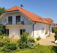Einfamilienhaus in Žabokreky in der Žabokreky-Straße mit rotem Dach und Garten.