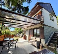 Ein Ferienhaus in der Kunov-Straße in Senica mit einer Außensitzgelegenheit und Gartenmöbeln.