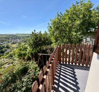 Blick von der Terrasse der Hütte in Kunovo, Senica, mit blühendem Garten und Grünflächen.